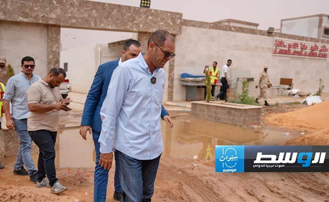 عبدالجليل خلال تفقده مرافق صحية في الكفرة، 12 أغسطس 2024. (وزارة الصحة)