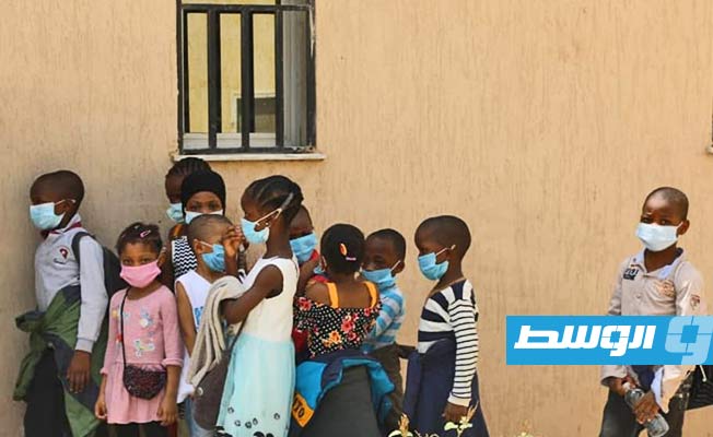 جانب من ترحيل نزلاء أفارقة من مؤسسات الإصلاح في طرابلس. (وزارة العدل)