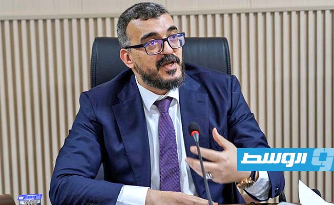 التومي مع سفير الاتحاد الأوروبي نيكولا أورلاندو ومسؤولة المشروع، 4 فبراير 2024. (وزارة الحكم المحلي)