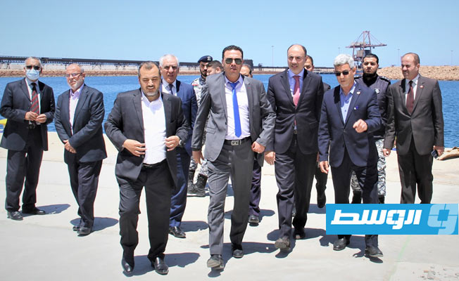 السفير المصري يتجول داخل محطة مصراتة يرافقه عدد من المسؤولين المحليين.17 مايو 2021. (فيسبوك)