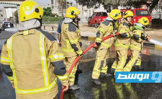فريق الطوارئ بشركة مليتة يساعد في إنقاذ مقطورة الغاز التابعة لشركة البريقة عقب حادث التصادم، 27 يونيو 2021. (شركة مليتة)