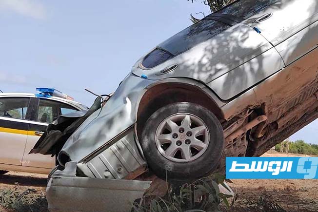 سيارة انحرفت عن الطريق واستقرت بين الأشجار في منطقة هراوة، السبت 17 مايو 2025 (مديرية أمن سرت)