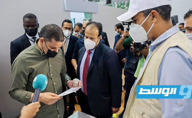 الدبيبة خلال جولة في مجمع محطات تطعيم طرابلس، 11 أغسطس 2021. (المكتب الإعلامي)