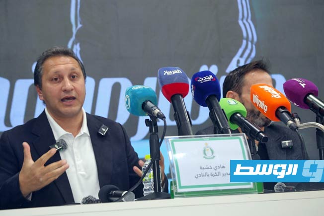 مدير الكرة بالأهلي طرابلس هادي خشبة خلال المؤتمر الصحفي (تصوير - طلال ابو ستة وفاتح بليحه)