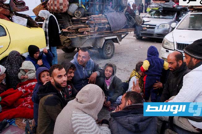 نازحون فلسطينيون ينتظرون السماح لهم بالعودة إلى شمال غزة، بعد منع قوات الاحتلال فتح محور نتساريم أمامهم. 26 يناير 2025. (الجزيرة)