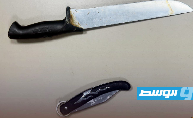 مضبوطات مع المتهمين بالتعدي على ممرضين في جنزور بعد ضبطهم (جهاز الدعم والإسناد)