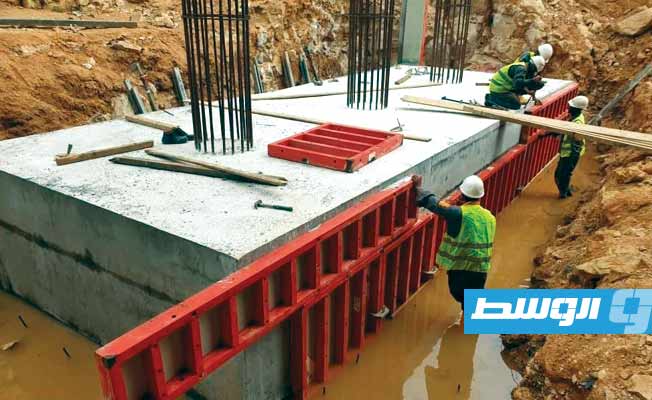 جانب من أعمال إنشاء جسر الشلال في درنة.