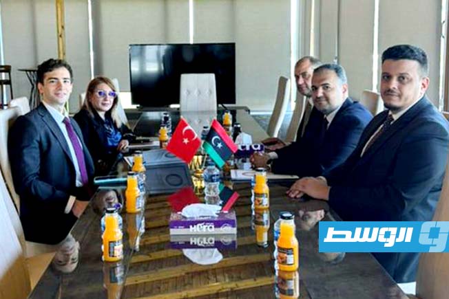 إدارة الإعلام الخارجي بوزارة الخارجية والتعاون الدولي تهدي ستين عنواناً من الإصدارات الليبية إلى السفارة التركية في طرابلس. (فيسبوك)
