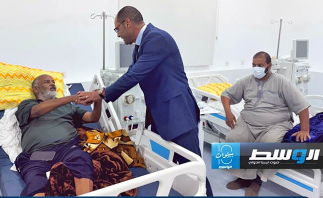 عبدالجليل خلال زيارته مرضى الكلى المنقولين من الكفرة إلى مستشفى الكلى بنغازي، 13 أغسطس 2024. (وزارة الصحة)