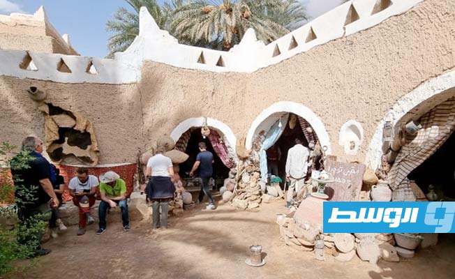 سياح أوروبيون مصحوبون في رحلة سياحية إلى غدامس في ليبيا، 19 أكتوبر 2021. (أ ف ب)