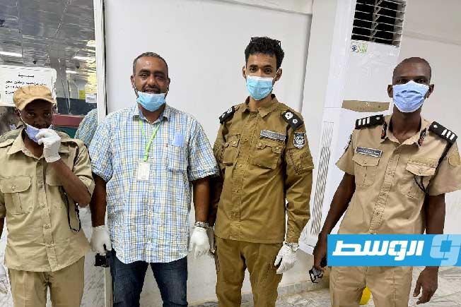 أمن مطار سبها خلال تسيير رحلة إعادة نيجيريين إلى بلادهم ضمن رحلات العودة الطوعية للمهاجرين، 16 سبتمبر 2025 (الإدارة العامة لأمن المنافذ)
