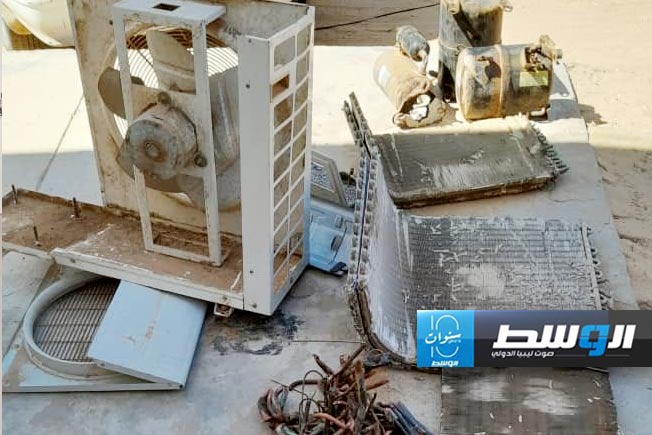 أجزاء من المكيفات المسروقة والمضبوطة في بيت مهجور في صبراتة (مديرية أمن صبراتة)