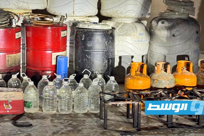 أدوات لصناعة الخمور مضبوطة خلال مداهمة في طبرق، 9 يوليو 2025. (جهاز مكافحة المخدرات)