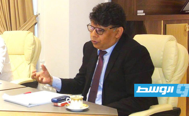 النائب العام المستشار الصديق الصور خلال استقباله وزير الدولة لشؤون المهجرين وحقوق الإنسان أحمد فرج أبوخزام، 24 مايو 2021. (المكتب الإعلامي للنائب العام)