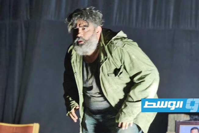 صورة من عرض المجنون بالمسرح الوطني بنغازي (فيسبوك)