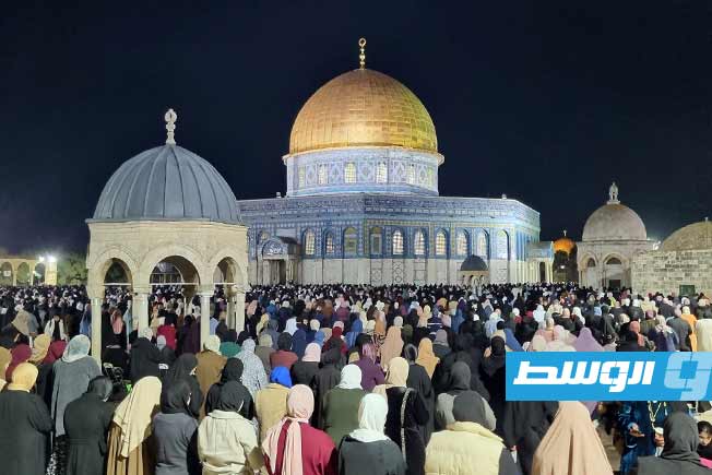 مصلون يؤدون صلاتي العشاء والتراويح في رحاب المسجد الأقصى، الخميس 13 مارس 2025 (دائرة الأوقاف الإسلامية)