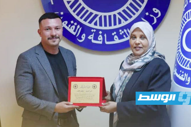 وزيرة الثقافة والفنون، د.صالحة الدروقي تكرم اللجنة المصاحبة لمعرض بنغازي الدولي للكتاب في 27 نوفمبر 2025. (فيسبوك)