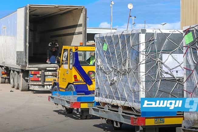 شحنات جديدة من التطعيمات الروتينية تصل مطار معيتيقة الدولي، الأربعاء 3 ديسمبر 2025 (المركز الوطني لمكافحة الأمراض)