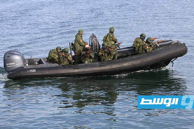 جانب من محاكاة لعملية تفتيش بحرية خلال حفل تخريج دفعتين بالقوات الخاصة البحرية في قاعدة طرابلس، الخميس 13 فبراير 2025 (رئاسة الأركان العامة)