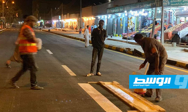 بلدية أجدابيا تواصل أعمال تهيئة ورصف الشوارع الرئيسية بالمدينة