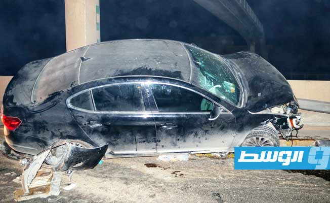 سيارة تصطدم برصيف الطريق السريع في طرابلس، 26 أغسطس 2021. (مديرية أمن طرابلس)