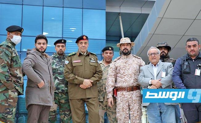 رئيس جهاز حرس المنشآت النفطية التابع لحكومة الوفاق العميد علي امحمد الديب خلال زيارة مقر المؤسسة الوطنية للنفط. (جهاز حرس المنشآت النفطية)