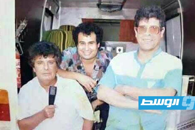 المخرج التلفزيوني القدير محمد امهيدي حفتر في رحلة عمل. (خاص - الوسط)