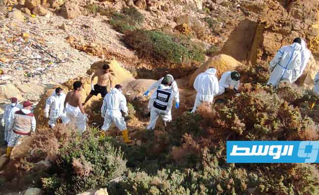 الفريق الإماراتي المرسل من الإنتربول أثناء عمله للتعرف على هويات ضحايا الفيضانات بالمنطقة الشرقية. (منصة حكومتنا)