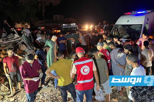 عناصر الهلال الأحمر فرع صبراتة خلال عملية الإنقاذ بموقع الانفجار في صبراتة، الخميس 22 أكتوبر 2025 (صفحة جمعية الهلال الأحمر على فيسبوك)
