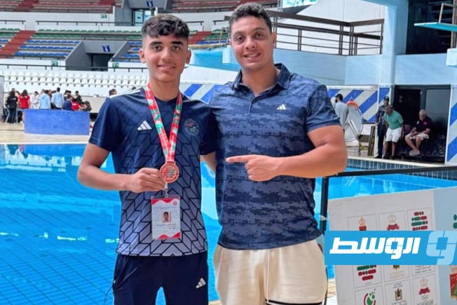 السباح عبدالرحيم الشبلي يتوج بالميدالية البرونزية في بطولة العرب للألعاب المائية بالمغرب، 28 أغسطس 2025. (الاتحاد الليبي للسباحة)