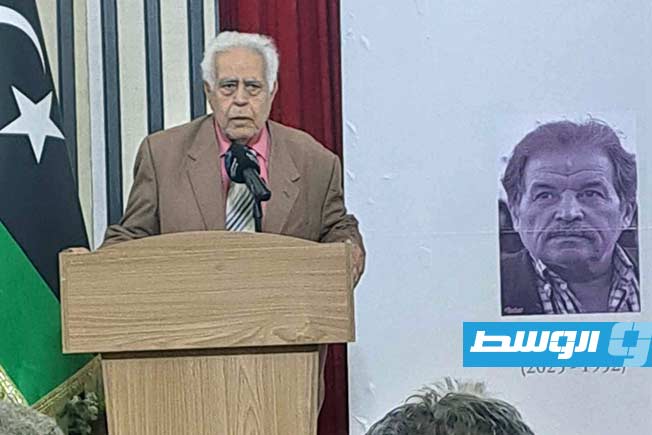 الأديب أمين مازن خلال الأمسية التأبينية بالجمعية الليبية للآداب والفنون للراحلين جمعة الدويب والكاتب والناقد رضا بن موسى. (بوابة الوسط)