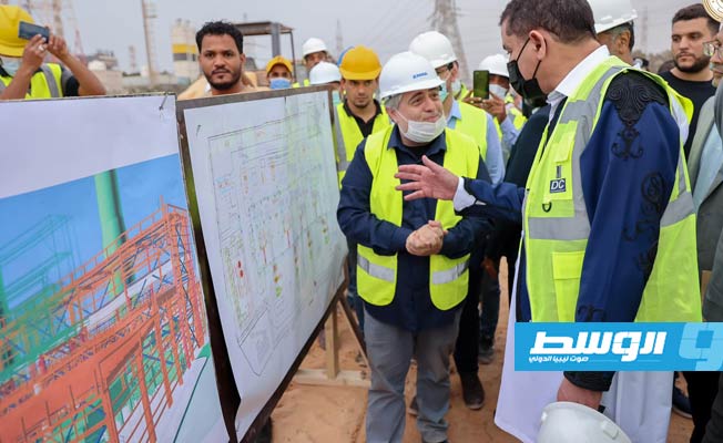 الدبيبة يزور مشروع محطة غرب طرابلس ويشارك عمالها وجبة الإفطار، 1 مايو 2021. (حكومة الوحدة الوطنية)