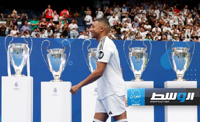 النجم الفرنسي كيليان مبابي يحيي جماهير ريال مدريد في حفل تقديمه، 16 يوليو 2024. (إنترنت)