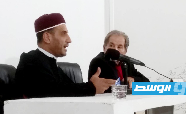 الكاتب رضا بن موسى مدير الندوة (بوابة الوسط)