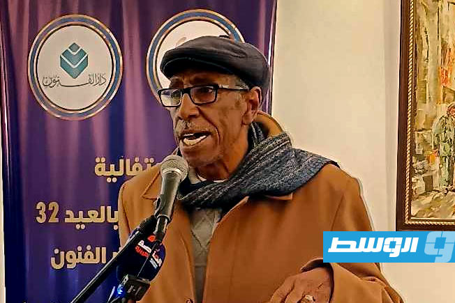 الشاعر محمد الدنقلي خلال فعالية احتفال «اللمة الطيبة» بالذكرى الـ32 لتأسيس دار الفنون. (بوابة الوسط)