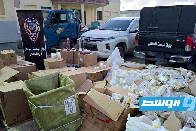 أدوية منتهية الصلاحية داخل مخزن قديم بحي الخوير الزراعي في مدينة، الأربعاء 10 ديسمبر 2025 (طبرق جهاز البحث الجنائي فرع البطنان)