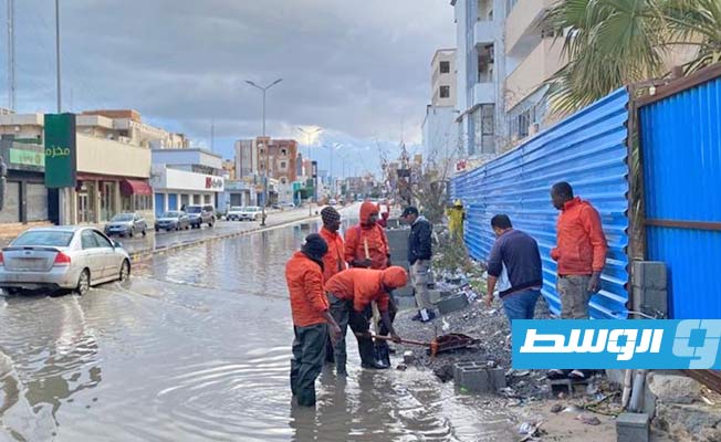 تنظيف فتحات تصريف مياه الأمطار في أبونواس بطرابلس، 27 ديسمبر 2024. (شركة الخدمات العامة طرابلس)