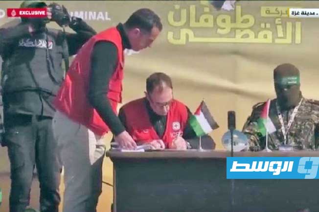من تسليم المقاومة الفلسطينية 4 مجندات إسرائيليات في ميدان فلسطين في غزة. 25 يناير 2025. (صورة مثبتة من فيديو)