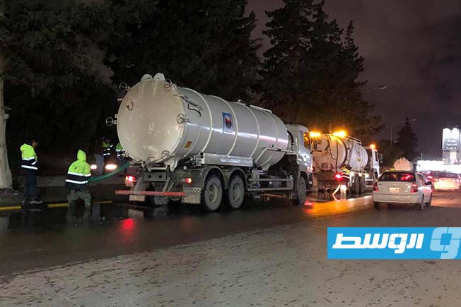 أعمال شفط تجمعات مياه الأمطار في أحد شوارع زليتن، الإثنين 8 ديسمبر 2025. (الشركة العامة للمياه والصرف الصحي)