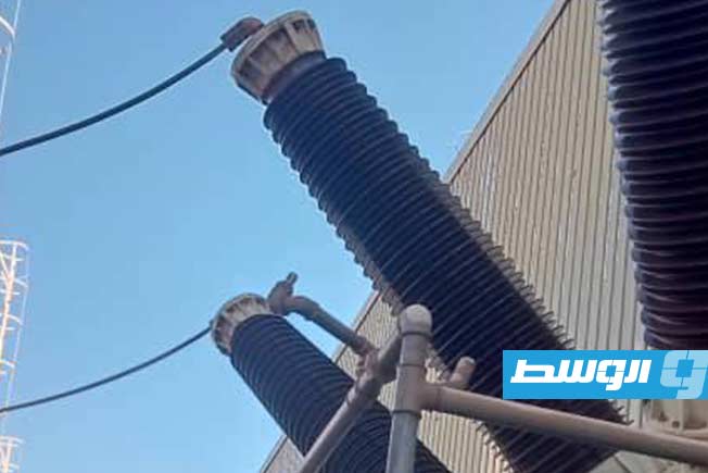 غسل عوازل دائرتي توليد بمحطة «الخمس مفاتيح»، 26 فبراير 2026. (شركة الكهرباء)