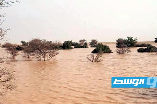 مياه الأمطار تغمر صحراء الحمادة الحمراء، 2 أكتوبر 2025. (أخبار وزرارات ليبيا)