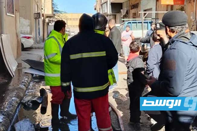 إخماد حريق بمحل للدعاية والإعلان في طرابلس، 9 يناير 2025. (السلامة الوطنية)