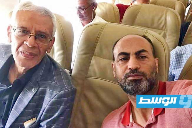 الحصادي في الطائرة لبدء رحلة العلاج (فيسبوك)