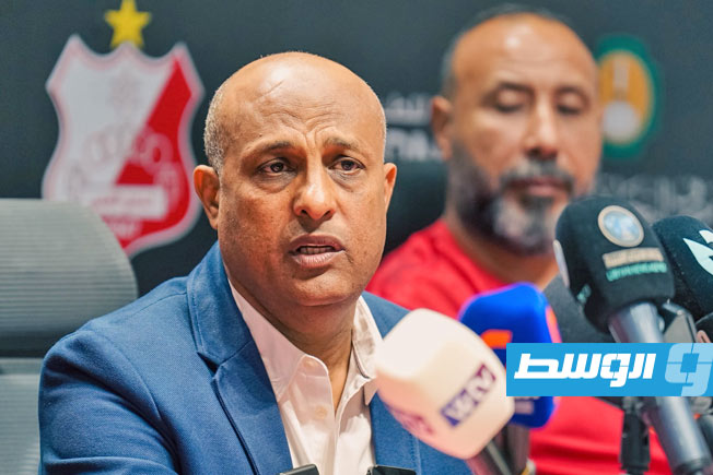 المدير الفني الجديد لفريق الأهلي بنغازي المصري طارق مصطفى خلال المؤتمر الصحفي. (صفحة نادي الأهلي بنغازي عبر فيسبوك)