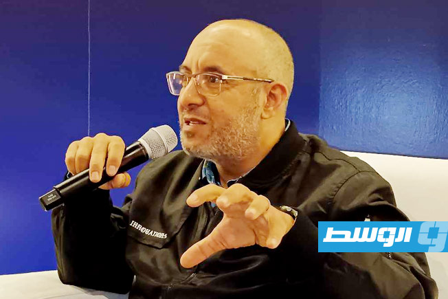 الكاتب والشاعر رامز النويصري مؤسس ومدير موقع بلد الطيوب خلال الأمسية التكريمية. (بوابة الوسط)