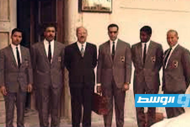 صالح دراويل الخامس وقوفا يسارا ضمن أول وفد ليبي يشارك فى أولمبياد طوكيو 1964. (خاص - الوسط)