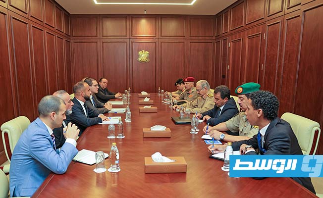 من مباحثات حفتر والسكرتير الدائم لوزارة الشؤون الخارجية والأوروبية المالطية كريستوفر كوتاجار بمقر القيادة العامة في بنغازي، 30 مايو 2023. (القيادة العامة)
