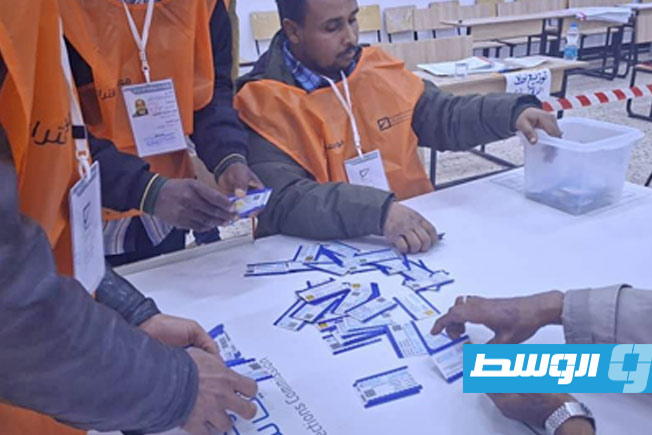 فرز الأصوات داخل مركز اقتراع للانتخابات البلدية، 13 ديسمبر 2025 (مفوضية الانتخابات)