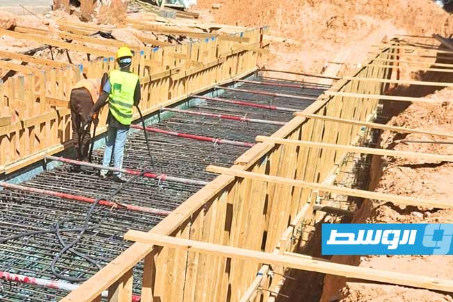 جانب من أعمال تنفيذ خط تصريف مياه الأمطار من منطقة البيفي إلى البحر في طرابلس، 29 سبتمبر 2025 (جهاز تنفيذ مشروعات الإسكان والمرافق)