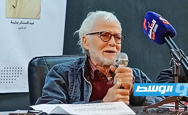 د. عبدالله السباعي الباحث في مجال الموسيقى أثناء مشاركته في الندوة. (بوابة الوسط)